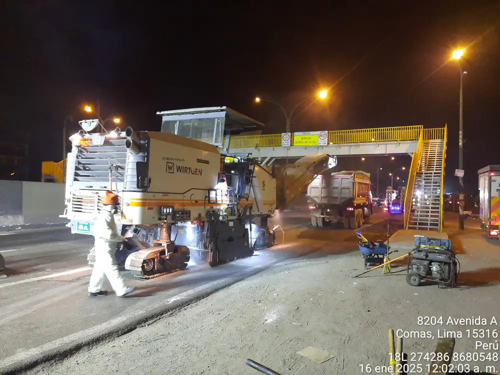Fresado de pavimento asfáltico en panamericana sur, Lima, Perú 