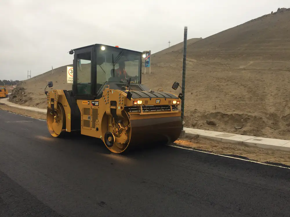 Aplicación de mezcla asfáltica reciclada en bermas, Lima, Perú.