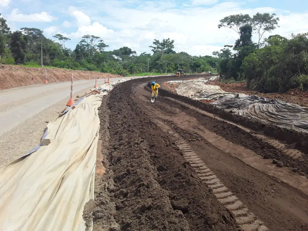 Slow-setting asphalt emulsion