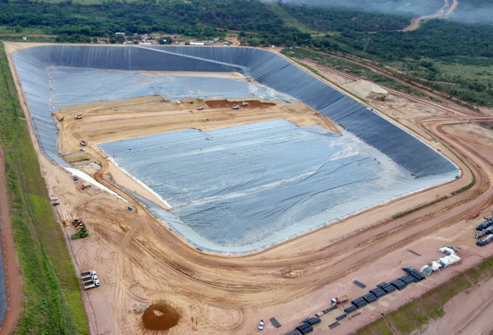 Instalación de geomembrana Proyectos Tres Marías (Brasil)