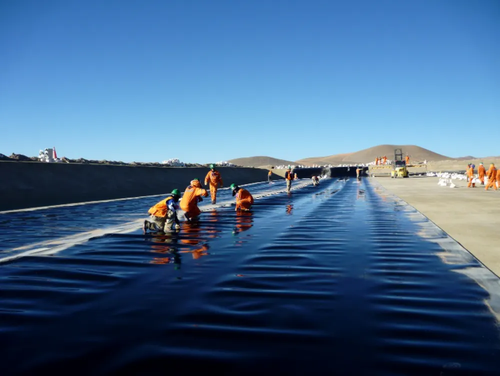 Instalación de Geomembranas Minería El Abra (Chile)