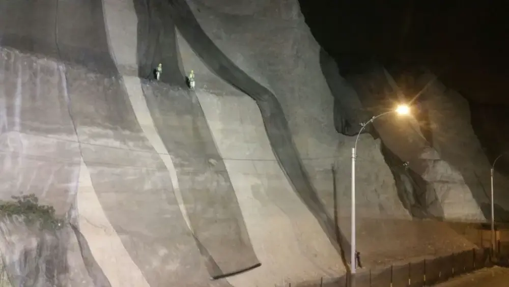 Control de Caída de rocas con mallas biaxiales de poliéster – Costa Verde, Lima, Perú.