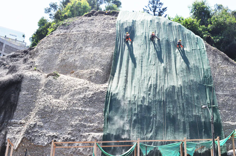 Estabilización de Taludes – Costa Verde, Lima, Perú.
