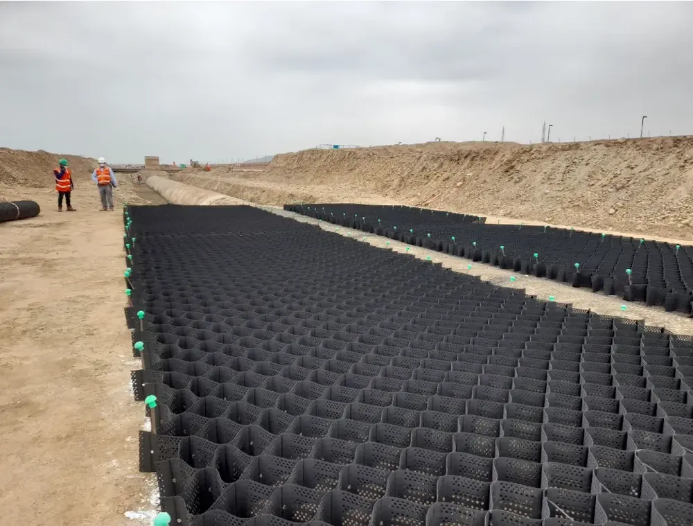 Protección de tuberías rígidas de concreto del Colector Norte del Aeropuerto Internacional Jorge Chávez, Callao, Perú.