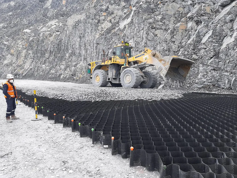 Refuerzo de bases granulares drenantes en Mina Antamina, Ancash, Perú.